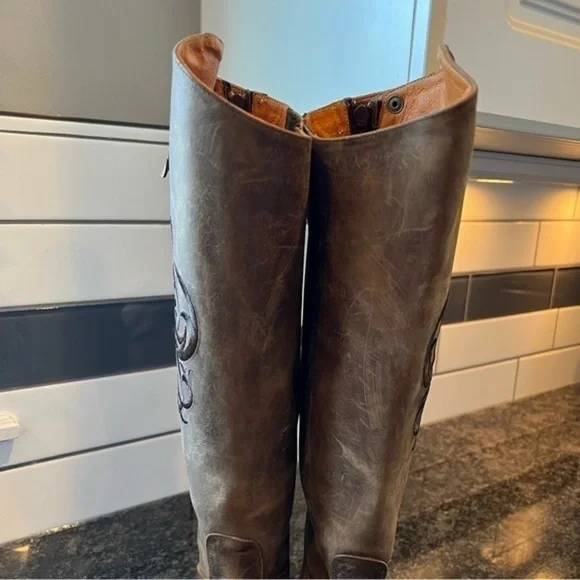 *Frye Embroidered Logo Back Zipper Tall Leather RidingBoots Size 6